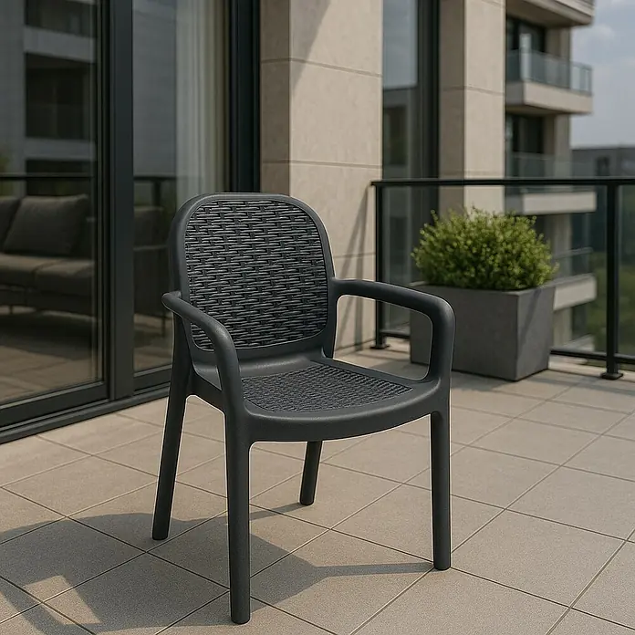 Silla de jardín Miranda - 50,5 x 58 x 83,5 cm, Antracita, Tecnopolímero, Fibra de vidrio, Apilable - Silla gris estilo ratán con reposabrazos para uso exterior en un patio de baldosas. Ideal para jardín o balcón.