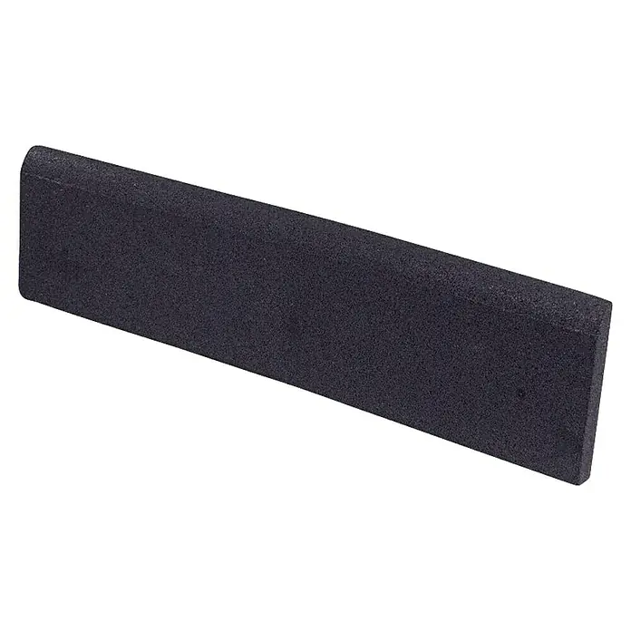 Fallschutzmatte Einfassung - Schwarz, 100 x 25 x 4 cm - Nahaufnahme einer schwarzen, strukturierten Gummileiste. Ideal für den Kantenschutz oder zur Abdichtung. Robuste und langlebige Materialauswahl.