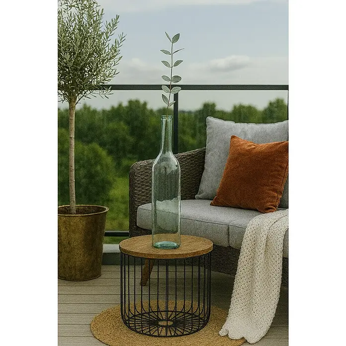 Jarrón Rioja - Ø x Al: 15 x 50 cm, Vidrio, Transparente - Elegante escena con una esbelta botella de vidrio sobre una elegante mesa auxiliar, complementada con un olivo decorativo y un sofá acogedor.