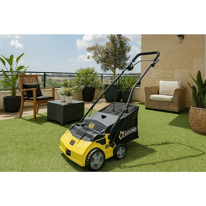 Garland Barredora Césped Roll & Comb 502 E - 1.600 W, Anchura de trabajo: 40 cm, 40 l - Escarificador de Garland sobre césped artificial con muebles de jardín. La máquina es amarilla y negra.