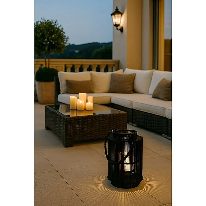 Laterne Bambus - Schwarz, Ø x H: 22 x 29 cm - Stimmungsvolle Terrassendekoration mit einer schwarzen Laterne, Kerzen auf dem Tisch und einer gemütlichen Sofaecke im Hintergrund.