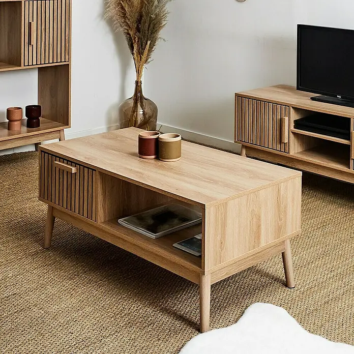 Home Deco Factory Klaus Conjunto mueble de salón - 3 pzs., Marrón, Diseño acanalado - Elegante sala de estar con una mesa de centro de madera clara con almacenamiento, complementada con muebles y decoración a juego.