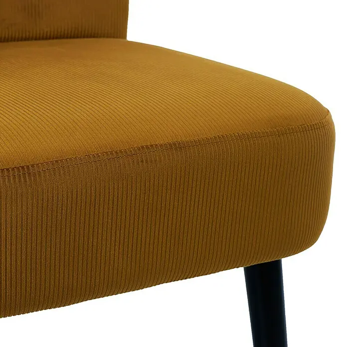 Home Deco Factory Giulia Silla - L x An x Al: 55 x 68 x 76 cm, Mostaza - Primer plano de una silla de pana amarilla mostaza con patas negras, destacando la textura y el color de la silla.