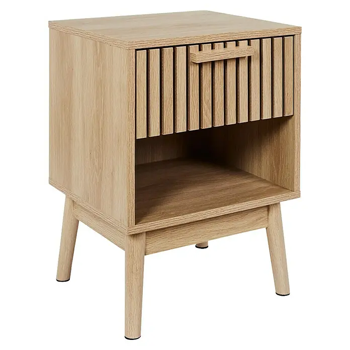 Home Deco Factory Klaus Cómoda con mesitas - 3 pzs., Marrón, Diseño acanalado - Una mesita de noche de madera clara con un cajón con frente de listones y un estante abierto, perfecta para cualquier dormitorio.
