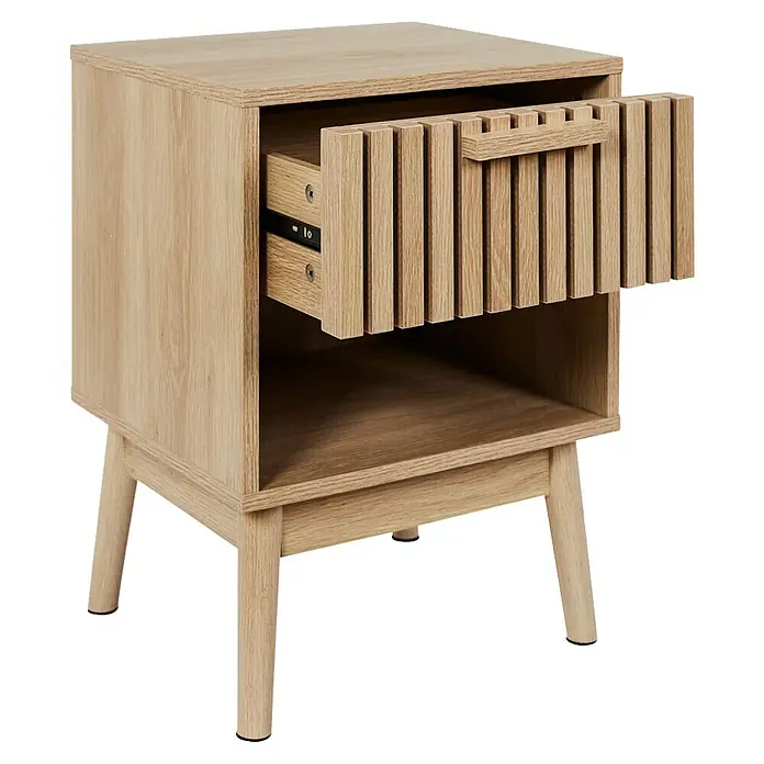 Home Deco Factory Klaus Cómoda con mesitas - 3 pzs., Marrón, Diseño acanalado - Elegante mesita de noche de madera clara con cajón frontal de listones y compartimento abierto para almacenamiento adicional.