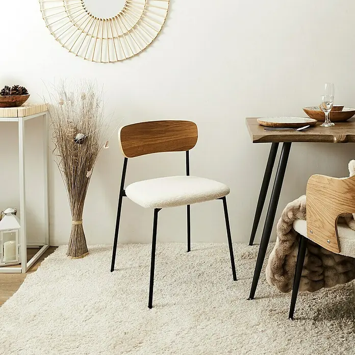 Home Deco Factory Silla Loki - Marrón/Blanco/Negro, 4 ud. - Imagen de un comedor moderno con una silla elegante con detalles de madera y un cojín de asiento suave.
