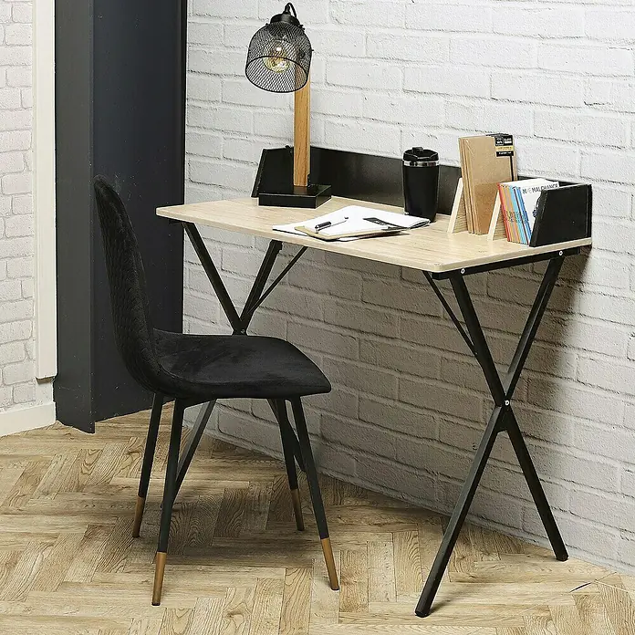 Home Deco Factory Mesa de escritorio - L x An x Al: 50 x 90 x 85 cm, Negro/Madera - Escritorio con estructura metálica y lámpara sobre superficie de madera, combinado con silla negra.