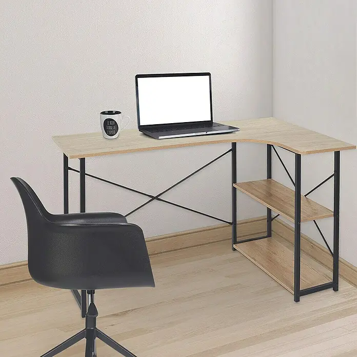 Home Deco Factory Mesa de escritorio Job - L x An x Al: 74 x 120 x 74 cm, Negro/Madera - Esta imagen muestra un escritorio moderno en forma de L con estanterías, un portátil y una taza de café en un espacio de trabajo elegante.