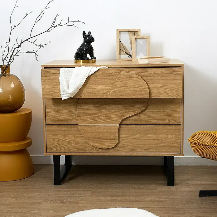 Home Deco Factory Calypso Cómoda con mesitas - 3 pzs., Marrón/Negro, Relieves curvos - La cómoda de madera clara destaca por su singular fachada curva y las esbeltas patas negras, convirtiéndola en una solución de almacenamiento elegante.