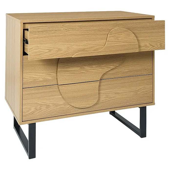 Home Deco Factory Calypso Cómoda con mesitas - 3 pzs., Marrón/Negro, Relieves curvos - Elegante cómoda de madera clara con un diseño moderno y llamativo en los frentes de los cajones, con un cajón abierto. La pieza se apoya sobre una estructura metálica negra.