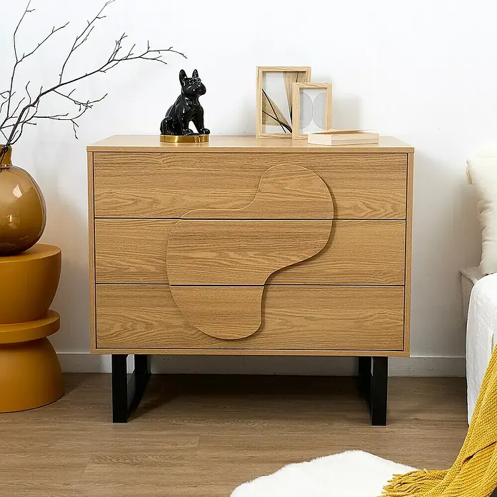 Home Deco Factory Calypso Cómoda con mesitas - 3 pzs., Marrón/Negro, Relieves curvos - Elegante cómoda de madera clara con tres cajones y un diseño de manija ondulada único, combinando elegancia y funcionalidad.