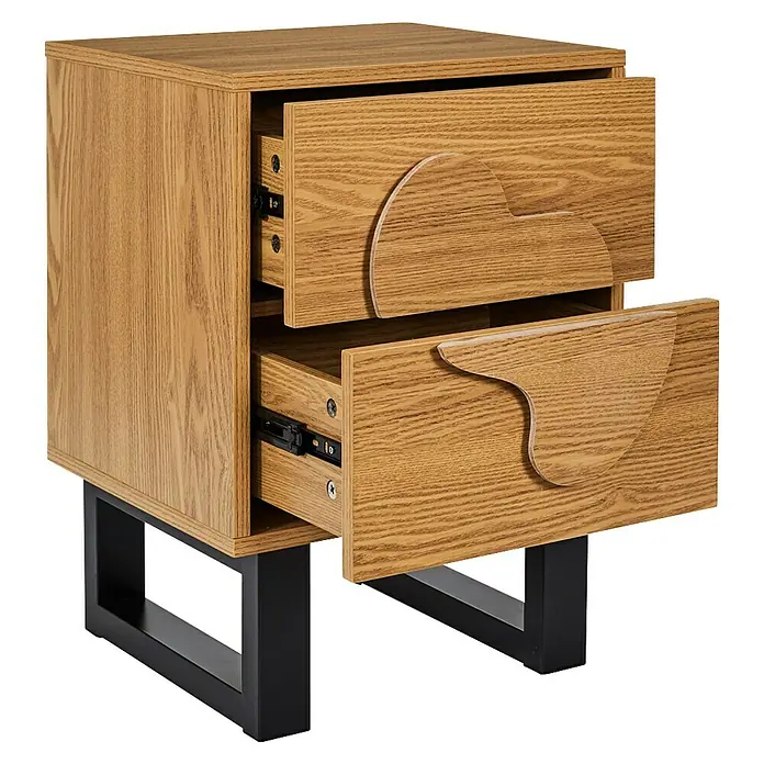 Home Deco Factory Calypso Cómoda con mesitas - 3 pzs., Marrón/Negro, Relieves curvos - Mesita de noche color madera con dos cajones que presentan exclusivos tiradores transparentes, sobre una base de metal negro.