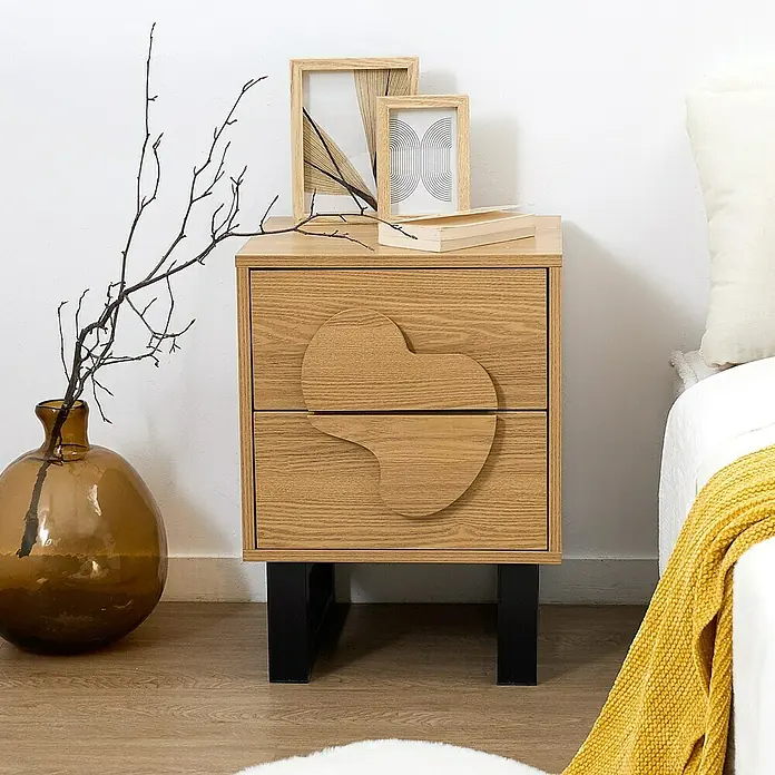 Home Deco Factory Calypso Cómoda con mesitas - 3 pzs., Marrón/Negro, Relieves curvos - Elegante mesita de noche de madera con dos cajones y un patrón decorativo de corazón, perfecta para cualquier dormitorio moderno.