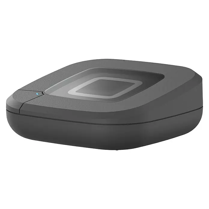 Homematic IP Steuerzentrale Access Point 2 - Anthrazit, L x B x H: 10,4 x 10,4 x 4 cm - Eine Nahaufnahme eines schwarzen, quadratischen Geräts mit einem leicht konkaven Design in der Mitte und einer blauen LED-Anzeige.