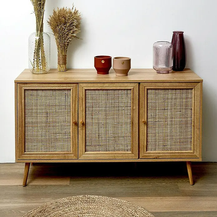 Home Deco Factory Bali Aparador - L x An x Al: 39 x 115 x 70 cm, Marrón, Número de puertas: 3 ud., Con ratán trenzado - Esta imagen muestra un aparador de madera con tres puertas, adornado con elementos decorativos como jarrones y macetas encima.