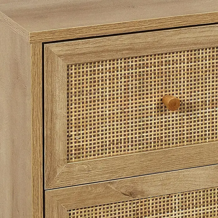 Home Deco Factory Bali Cómoda - L x An x Al: 39 x 90 x 79 cm, Marrón, Número de cajones: 3 ud., Con ratán trenzado - Primer plano de una mesita de noche con cajones de imitación madera con detalles de tejido de ratán y un tirador de madera redondo.