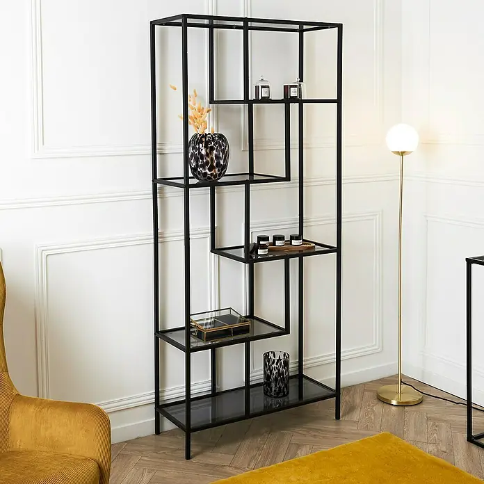 Home Deco Factory Edison Estantería metálica - L x An x Al: 30 x 80 x 180 cm, Metal/Vidrio templado, Negro - Elegante estantería negra con estantes de cristal, adornada con accesorios con estilo, sobre un fondo de pared clásica y lámpara dorada.