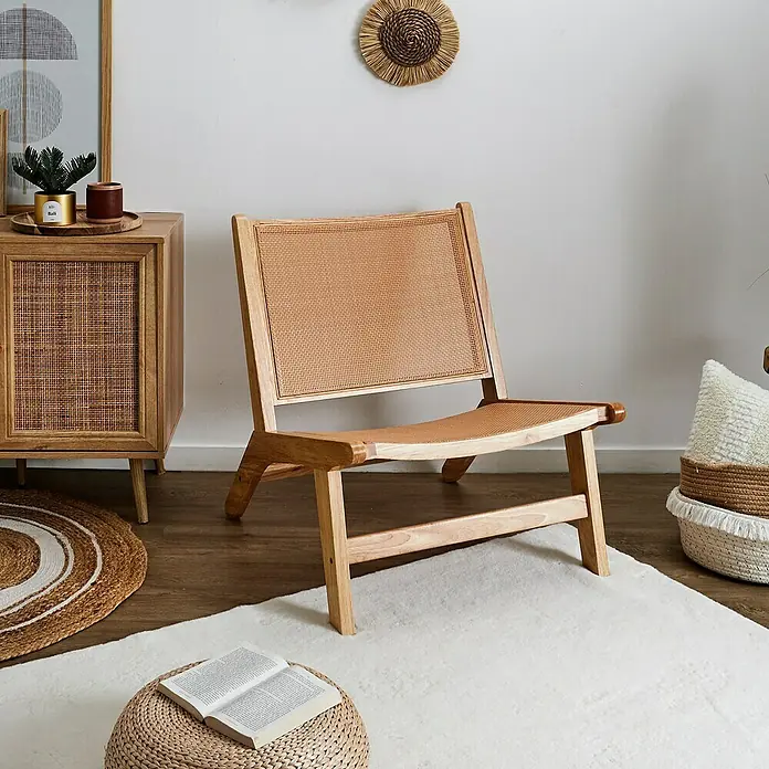Home Deco Factory Bali Silla - Madera de Hevea, Marrón, Con ratán trenzado - Silla de madera con asiento y respaldo de mimbre sobre una alfombra blanca.
