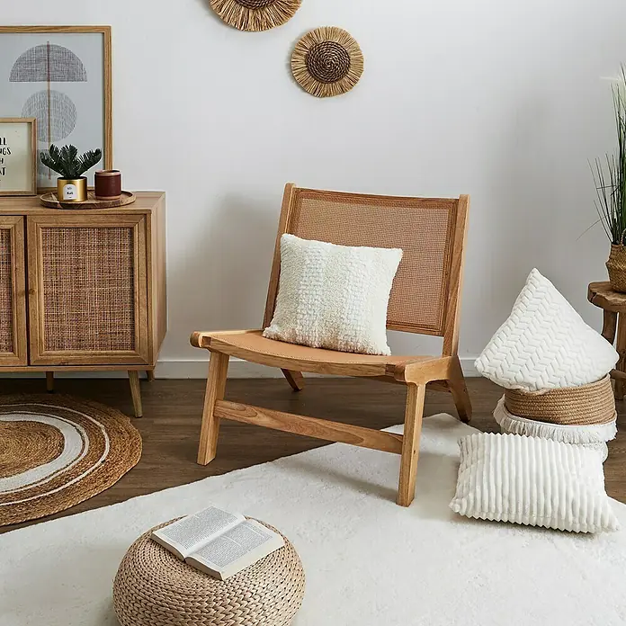 Home Deco Factory Bali Silla - Madera de Hevea, Marrón, Con ratán trenzado - Una escena acogedora con una atractiva silla de madera con ratán, un cojín suave y elementos decorativos.