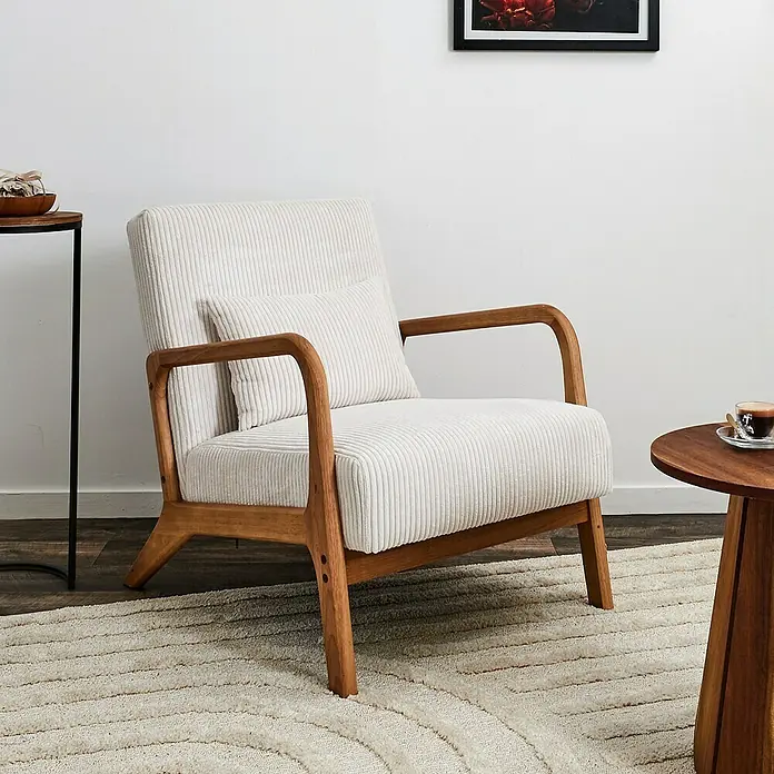 Home Deco Factory Sillón Scott - L x An x Al: 83,5 x 64,5 x 75 cm, Beige, Textil canalé - Atráctivo sillón con estructura de madera y tapicería de pana color crema, con un cojín a juego sobre una alfombra estampada.