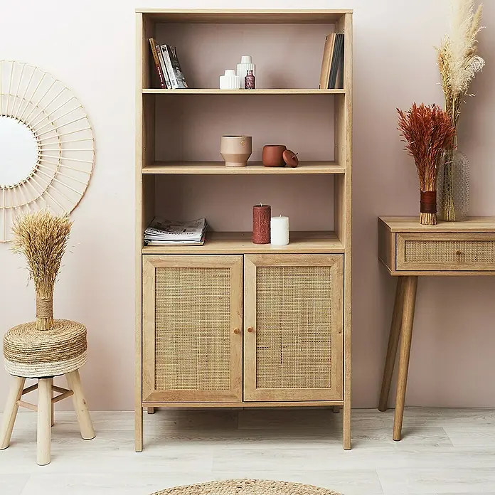Home Deco Factory Bali Aparador buffet - L x An x Al: 37 x 80 x 163 cm, Marrón, Con ratán trenzado - Una estantería de madera con dos estantes y dos puertas de armario con un diseño entrelazado que crea un ambiente cálido y natural.