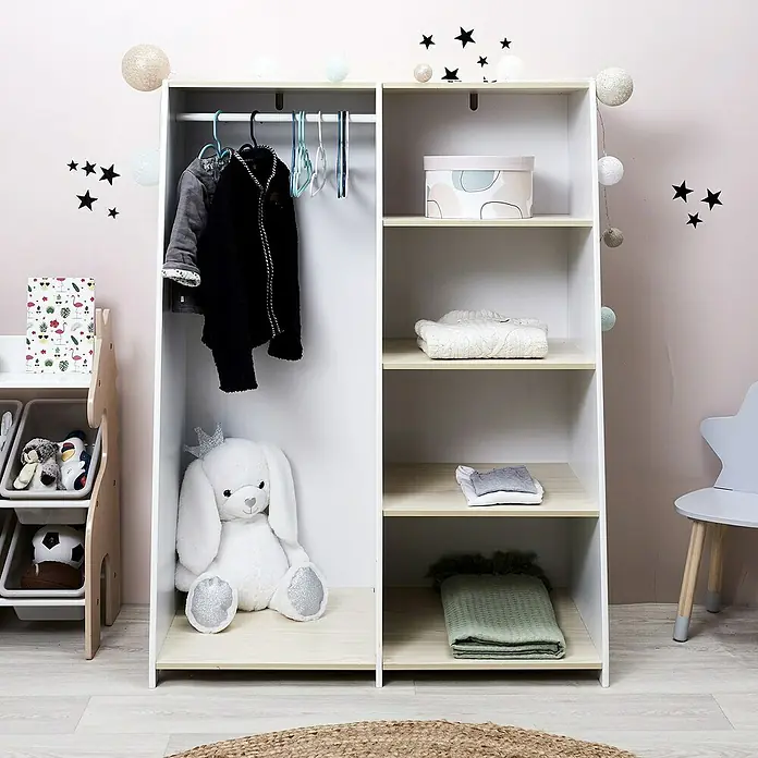 Home Deco Kids Armario para ropa - L x An x Al: 48 x 90 x 120 mm, Blanco/Beige, Específico para: Niños de 0 a 10 años - Escena de habitación infantil con un armario blanco con ropa, juguetes y detalles decorativos.