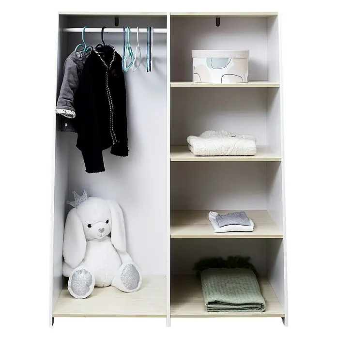 Home Deco Kids Armario para ropa - L x An x Al: 48 x 90 x 120 mm, Blanco/Beige, Específico para: Niños de 0 a 10 años - Vista interior de un armario infantil con ropa, una muñeca de juguete y prendas dobladas colocadas en los estantes.