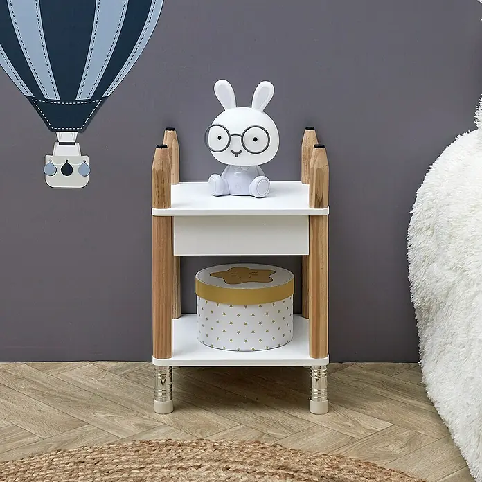 Home Deco Kids Conjunto de muebles Lápiz - 5 pzs., Blanco/Beige, Específico para: Niños de 3 a 5 años - Mesita de noche con patas de lápiz, superficie blanca y cajón, con un conejito blanco con gafas. Diseño encantador para una habitación infantil.