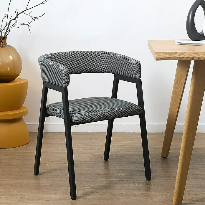 Home Deco Factory Silla Atom - Gris, 2 ud. - Este sillón moderno con su tapicería de malla gris y su elegante estructura de metal negro es una opción de asiento elegante y cómoda.