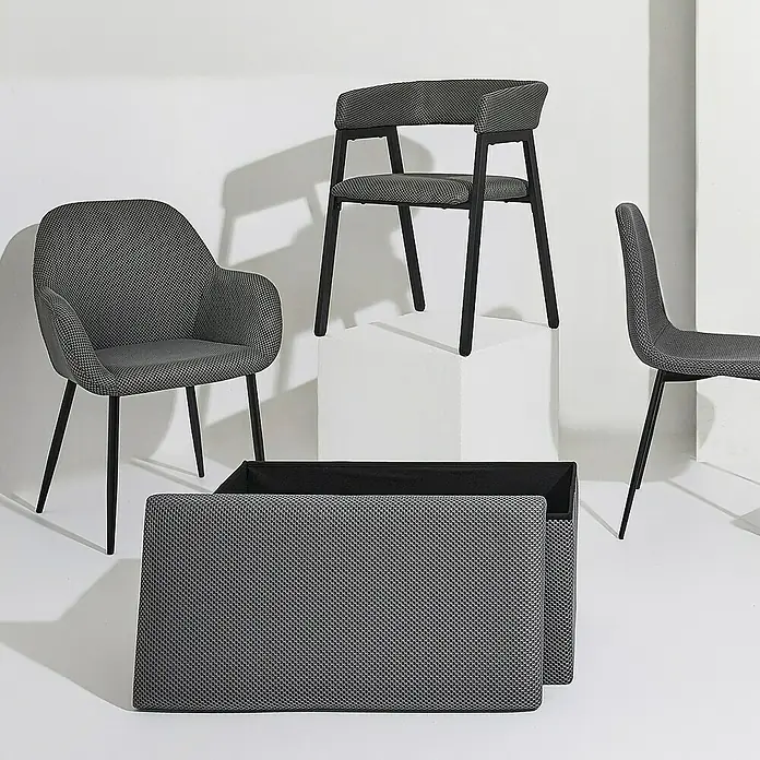 Home Deco Factory Silla Atom - Gris, 2 ud. - Una disposición moderna con un sillón gris, una silla y un taburete con estructura negra sobre un fondo blanco.
