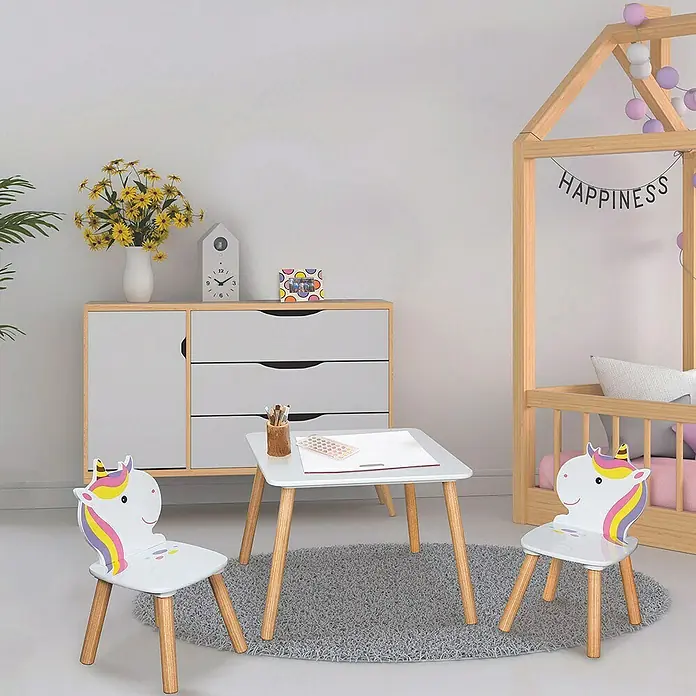 Home Deco Kids Mesa infantil con sillas Unicornio - MDF, Blanco, 3 pzs., Específico para: Niños de 3 a 5 años - Una habitación infantil con una mesa y dos sillas con diseño de unicornio que crean un ambiente alegre.