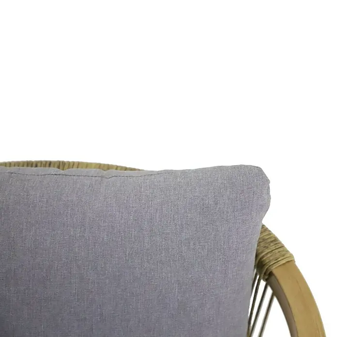 MWH Wicker Gartensessel - Grau/Holzoptik, B x T x H: 56 x 67 x 80 cm - Nahaufnahme eines grauen Kissens auf einem Korbstuhl, das Komfort und Stil für den Wohnbereich bietet.