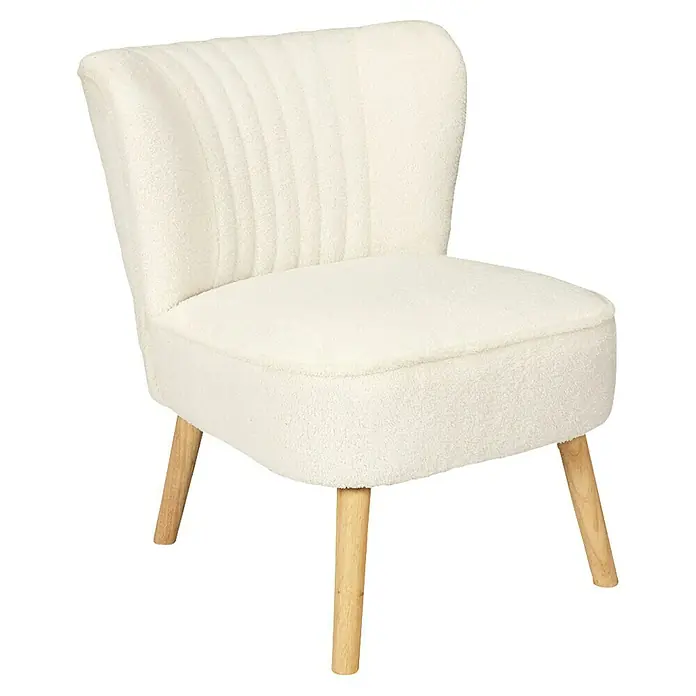 Home Deco Factory Sillón Erika - L x An x Al: 59 x 70 x 72 cm, Blanco - Una elegante silla tapizada con una funda de felpa beige y patas de madera clara. Este mueble añade un toque de elegancia a cualquier habitación.
