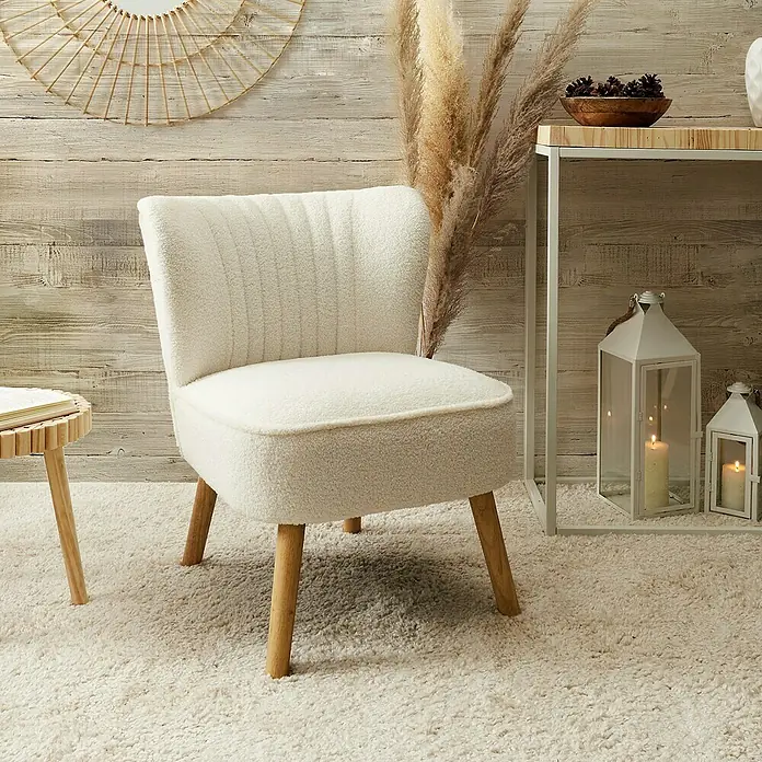 Home Deco Factory Sillón Erika - L x An x Al: 59 x 70 x 72 cm, Blanco - Elegante silla bouclé color crema con patas de madera, un complemento acogedor y elegante para cualquier habitación.