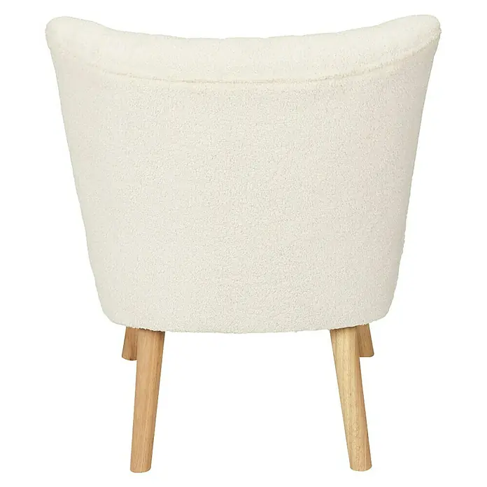 Home Deco Factory Sillón Erika - L x An x Al: 59 x 70 x 72 cm, Blanco - Primer plano de un sillón con una cubierta de color beige claro, similar a un peluche, y patas de madera clara sobre un fondo negro.