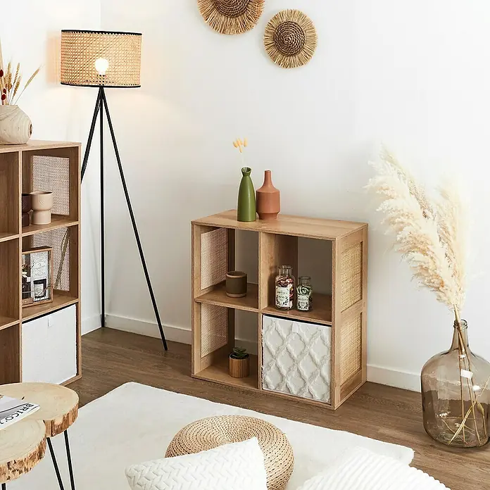 Home Deco Factory Bali Estantería de madera - L x An x Al: 32 x 66 x 66 cm, Marrón, Con ratán trenzado - La estantería cuadrada de madera con cuatro compartimentos ofrece un espacio de almacenamiento elegante. Los patrones de mimbre en los lados le dan un encanto natural.