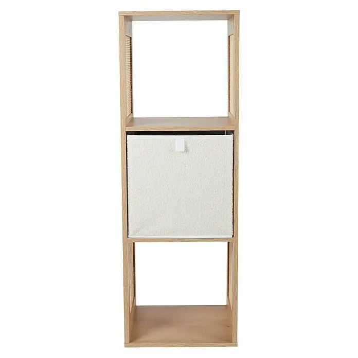 Home Deco Factory Bali Estantería de madera - L x An x Al: 32 x 31 x 99 cm, Marrón, Con ratán trenzado - La foto muestra una estantería con tres compartimentos, con un contenedor de tela blanca en el medio, que proporciona almacenamiento adicional.