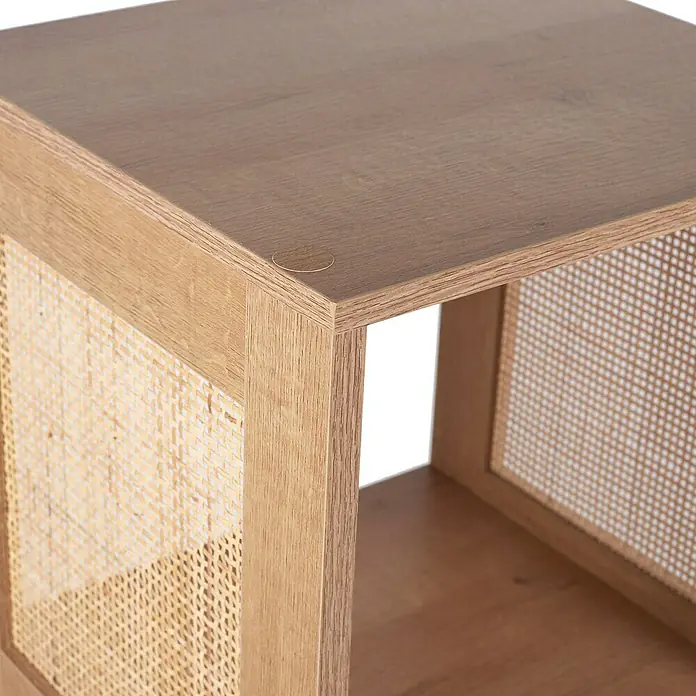 Home Deco Factory Bali Estantería de madera - L x An x Al: 32 x 31 x 99 cm, Marrón, Con ratán trenzado - Primer plano de una elegante estantería de madera con detalles de ratán, que combina diseño moderno con elementos naturales.\n