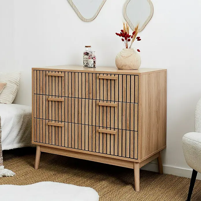 Home Deco Factory Klaus Cómoda con mesitas - 3 pzs., Marrón, Diseño acanalado - Cómoda de madera con tres cajones, ideal para un almacenamiento elegante en el dormitorio. Elementos decorativos encima.