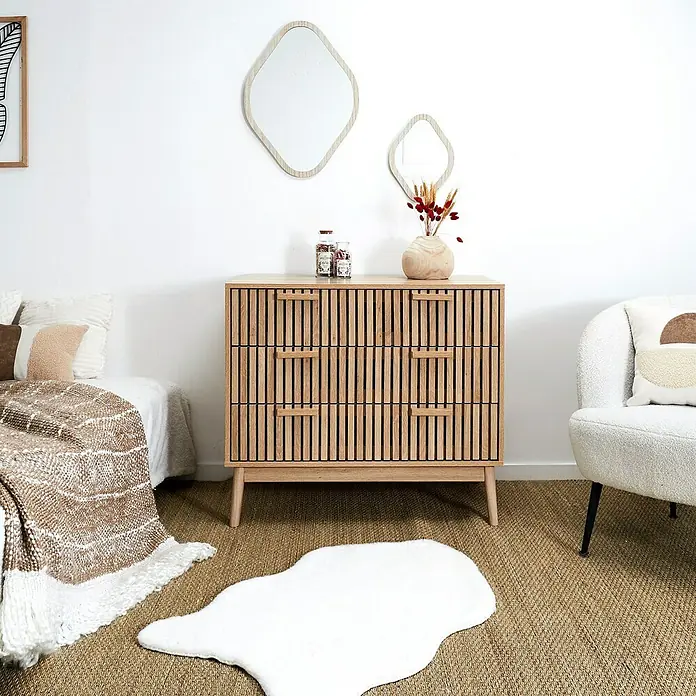 Home Deco Factory Klaus Cómoda con mesitas - 3 pzs., Marrón, Diseño acanalado - Un aparador de madera elegante con un frente de listones, que se distingue por su diseño moderno y el color natural, perfecto para un ambiente de vida moderno.