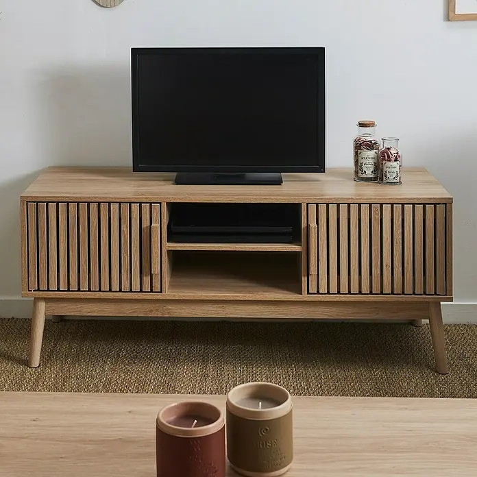 Home Deco Factory Klaus Mueble para TV - L x An x Al: 40 x 117 x 48 cm, Marrón, Diseño acanalado - Moderno mueble de TV de madera con puertas de listones y patas elegantes, ideal para un salón con estilo.