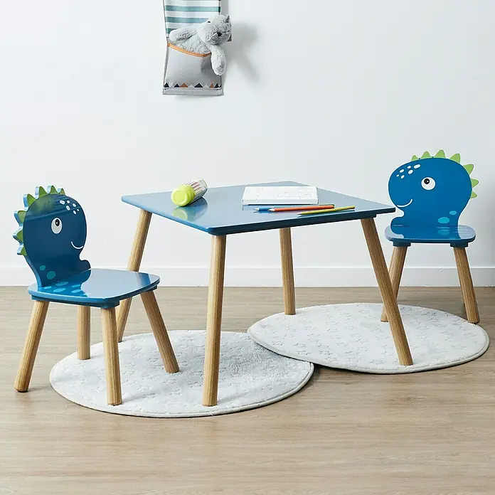 Home Deco Kids Mesa infantil con sillas Dino - MDF, Azul, 3 pzs., Específico para: Niños de 3 a 5 años - Juego de mesa y sillas para niños con tema de dinosaurios. El conjunto incluye una mesa azul y dos sillas con lindos respaldos de dinosaurios.