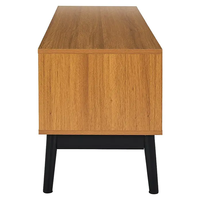 Home Deco Factory Felix Mueble para TV - L x An x Al: 40 x 110 x 48 cm, MDF, Acabado en espiga - Primer plano de un aparador moderno con acabado de madera y patas de metal negro. El mueble irradia elegancia y funcionalidad.