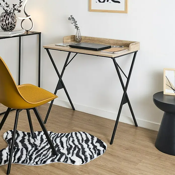 Home Deco Factory Loka Mesa de escritorio - L x An x Al: 48 x 80 x 80 cm, Marrón/Negro, MDF/Metal - El escritorio de tonos de madera clara con patas de metal negro, complementado con una llamativa alfombra de cebra, es un complemento elegante.