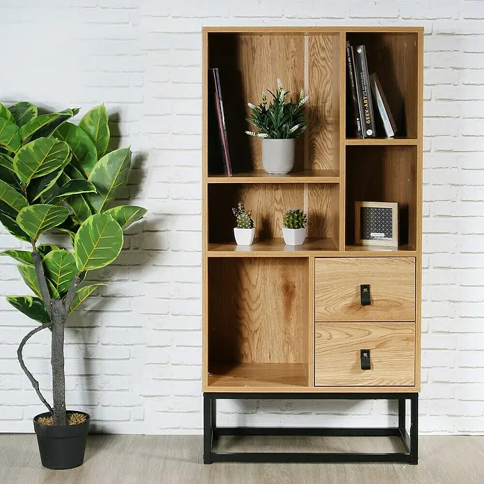 Home Deco Factory Abbot Estantería de madera - L x An x Al: 29 x 60 x 120 cm, Marrón/Negro, Número de cajones: 2 ud. - Una estantería moderna de madera clara con compartimentos, cajones y elementos decorativos que aporta un toque elegante a cualquier habitación.