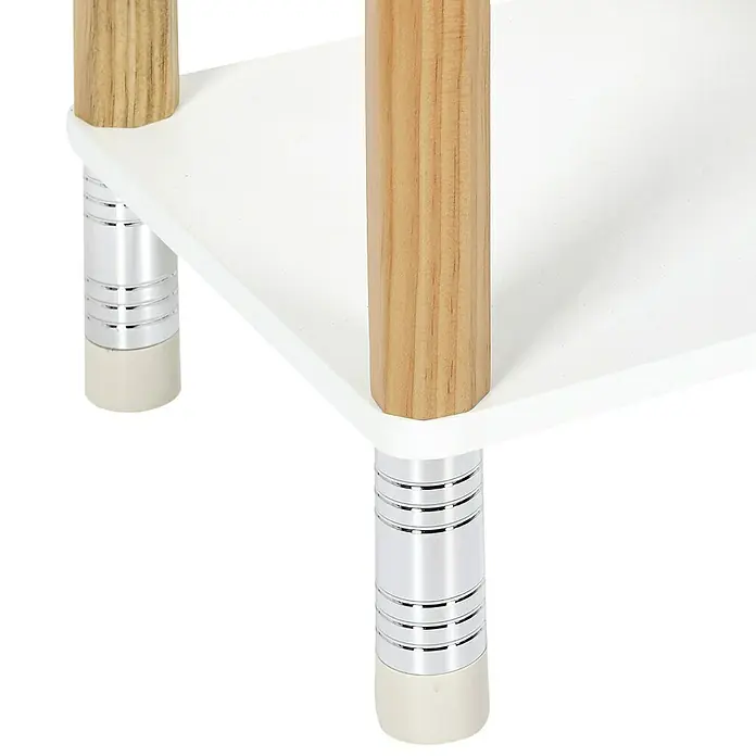 Home Deco Kids Conjunto de muebles Lápiz - 5 pzs., Blanco/Beige, Específico para: Niños de 3 a 5 años - Primer plano de una mesa auxiliar blanca con patas de madera con detalles plateados, que muestra un diseño moderno y elegante.