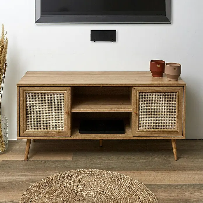 Home Deco Factory Bali Conjunto mueble de salón - 3 pzs., Marrón, Con ratán trenzado - Elegante mueble de TV de madera clara con frentes de ratán y patas estilizadas, ideal para un salón moderno.