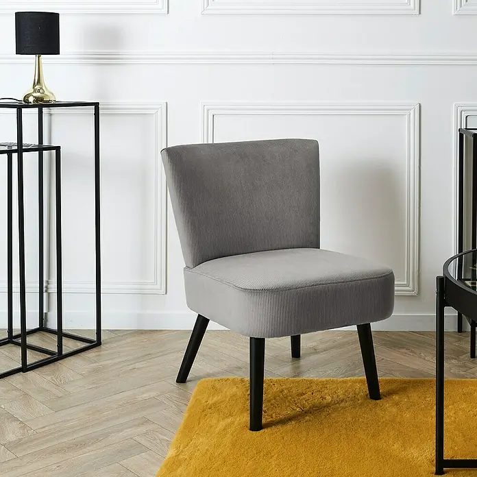Home Deco Factory Giulia Silla - L x An x Al: 55 x 68 x 76 cm, Gris - La elegante silla de pana gris con patas negras y respaldo recto, sobre un fondo de pared blanca y alfombra amarilla, llama la atención.