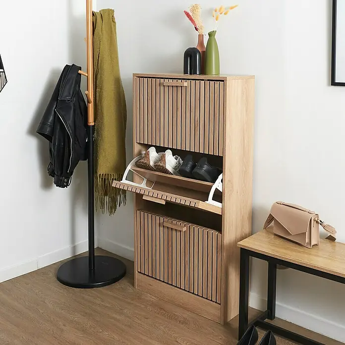 Home Deco Factory Klaus Zapatero - L x An x Al: 24 x 60 x 113 cm, Marrón, Número de compartimentos: 3 ud., Diseño acanalado - Un moderno zapatero de madera con frentes de listones y compartimentos basculantes ofrece un elegante espacio para guardar zapatos en la entrada.