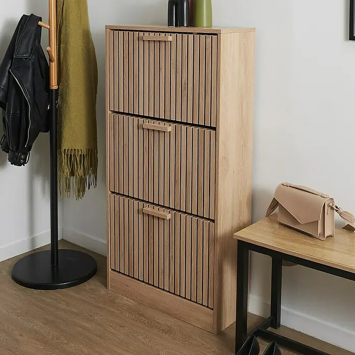 Home Deco Factory Klaus Zapatero - L x An x Al: 24 x 60 x 113 cm, Marrón, Número de compartimentos: 3 ud., Diseño acanalado - Un moderno zapatero de madera clara con tres compartimentos, ideal para guardar zapatos y como mueble elegante.